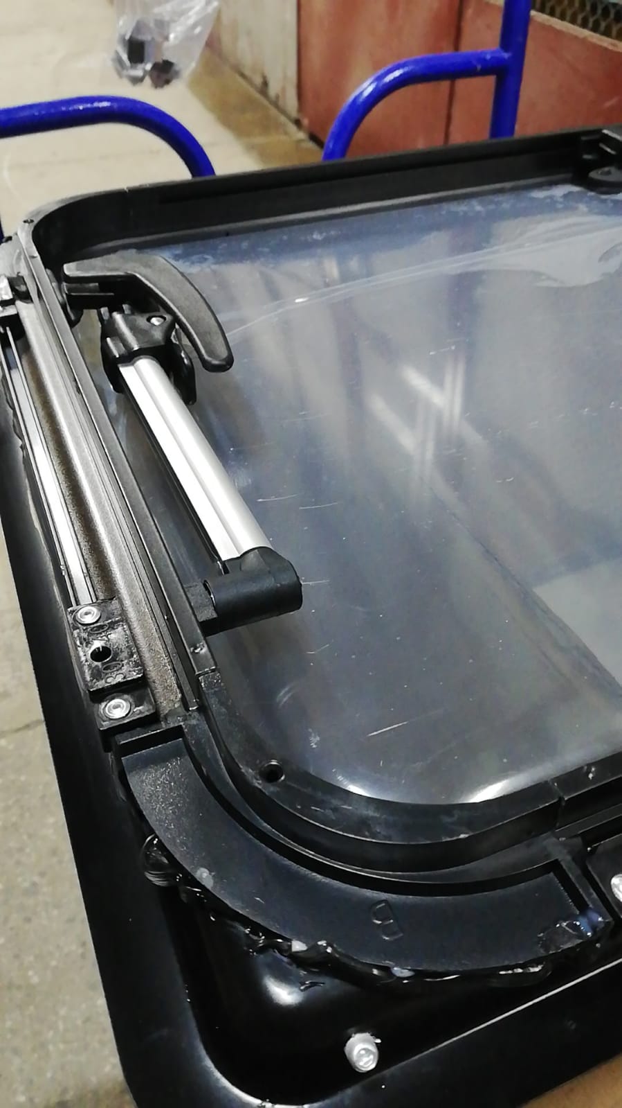 картинка Окно откидное Mobile Comfort W1060R 1000x600 мм, штора рулонная, антимоскитка