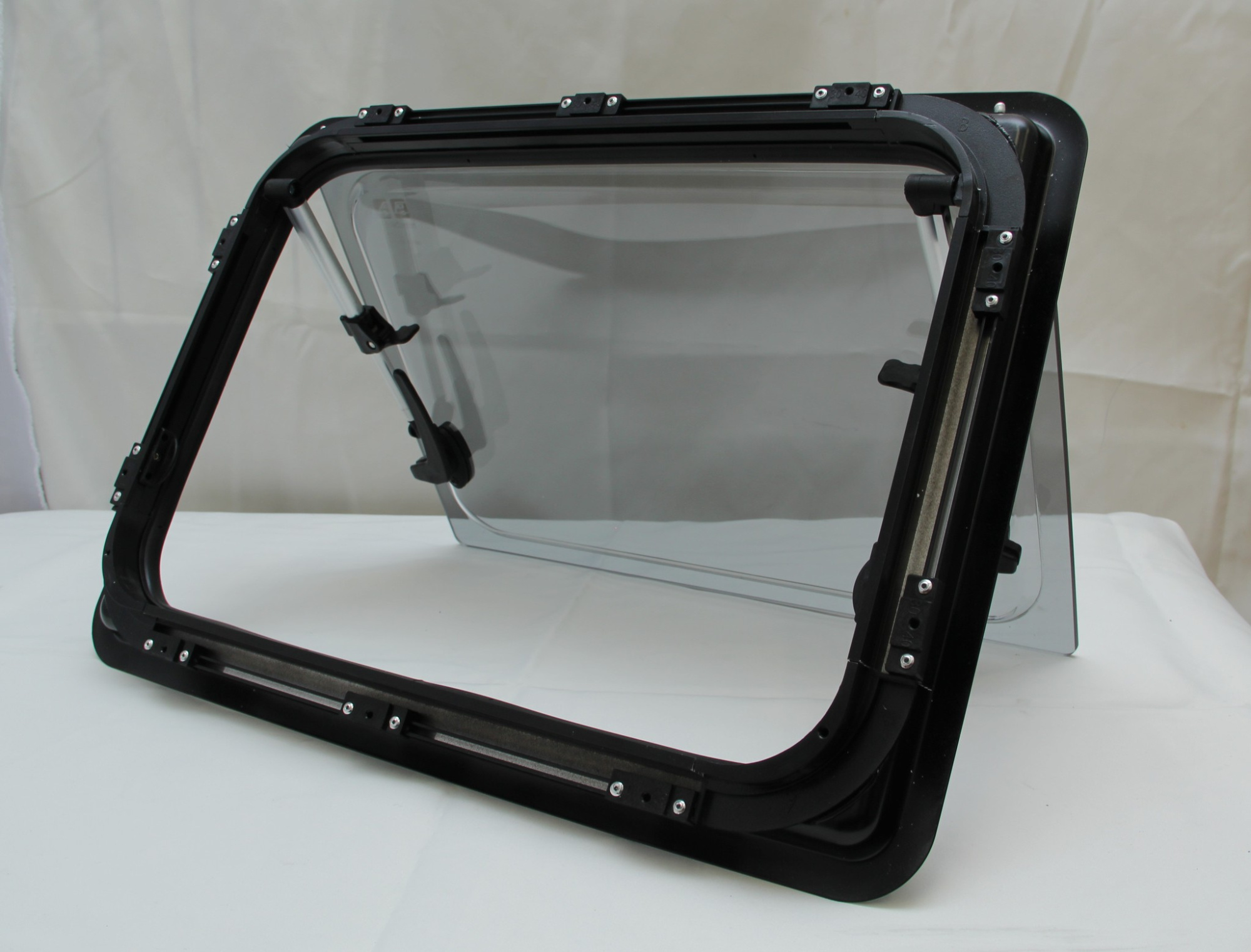 картинка Окно откидное Mobile Comfort W9045R  900x450 мм, штора рулонная, антимоскитка