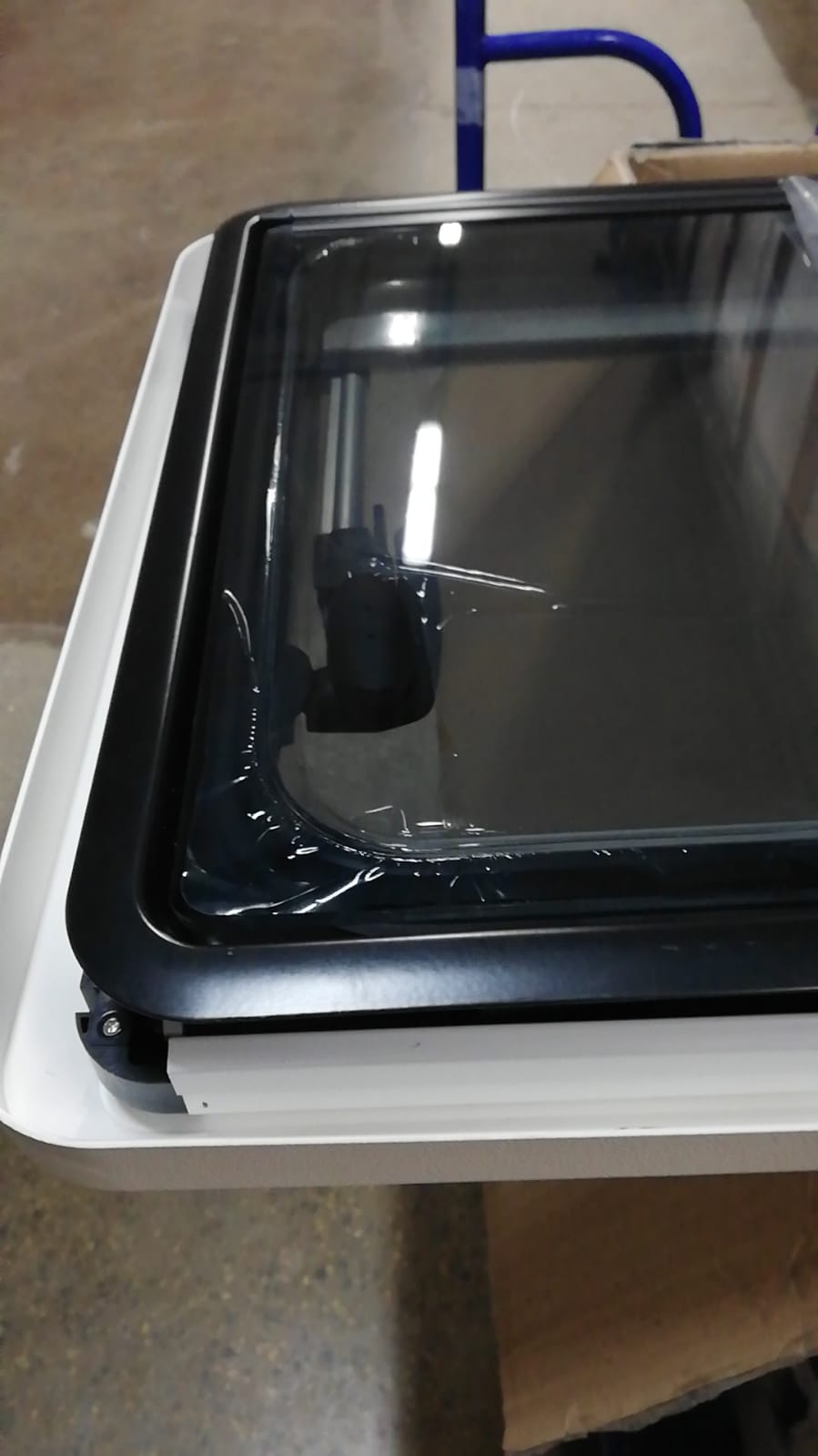 картинка Окно откидное Mobile Comfort W1060R 1000x600 мм, штора рулонная, антимоскитка