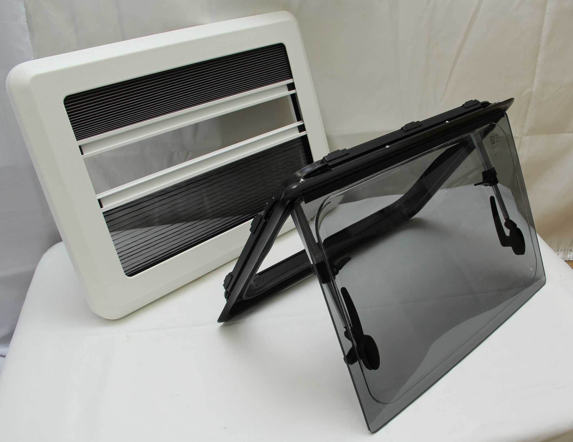 картинка Окно откидное Mobile Comfort W5045P 500x450 мм, штора плиссированная, антимоскитка