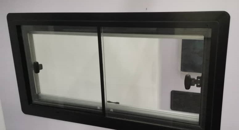 картинка Окно сдвижное Mobile Comfort W7040SR 700x400 мм, штора рулонная, антимоскитка