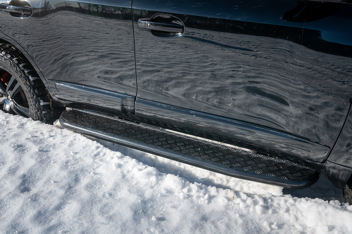 картинка Пороги РИФ силовые Toyota Land Cruiser 200  черные накладки и болты, на а/м без гидроподвески