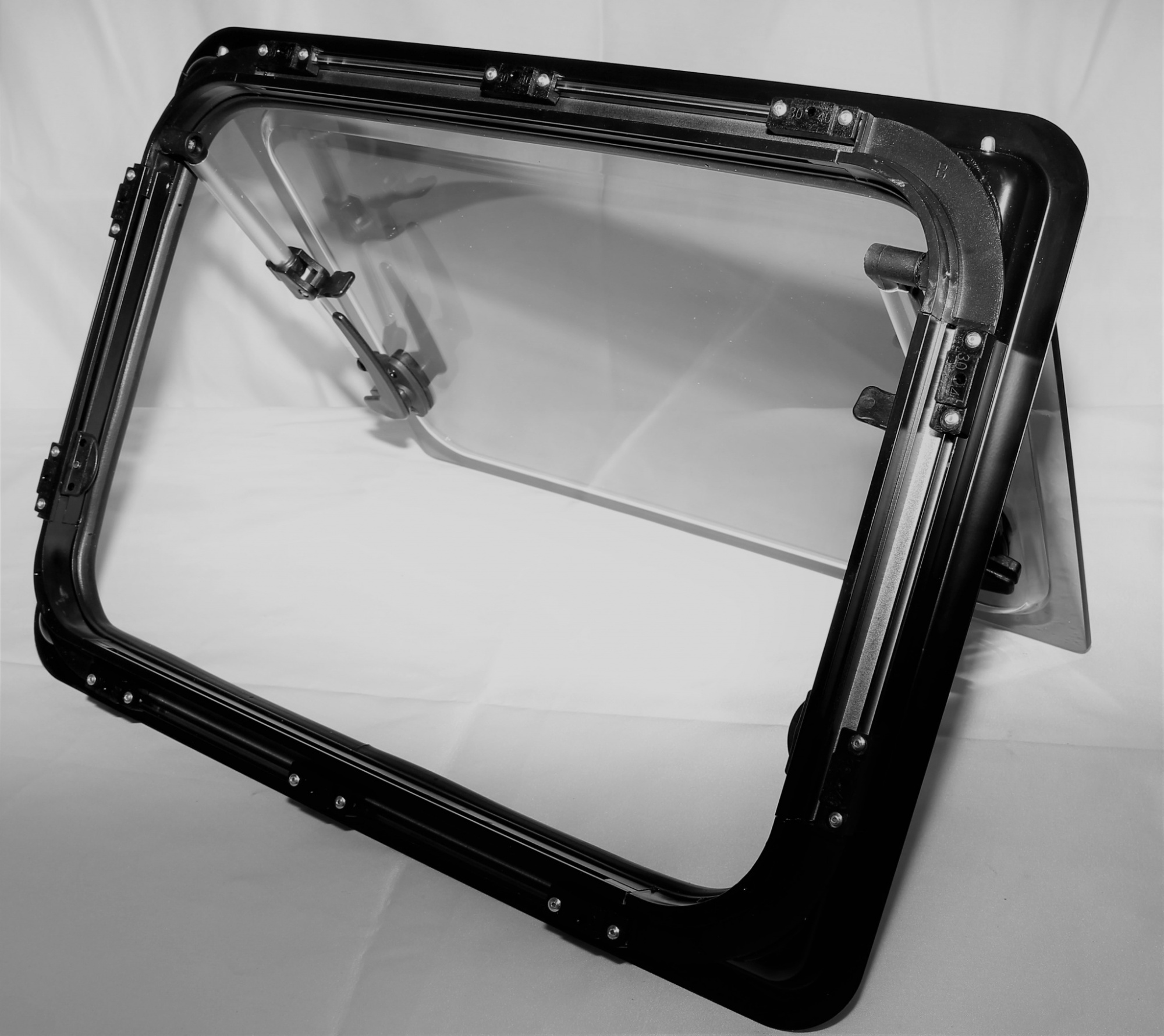 картинка Окно откидное Mobile Comfort W8050P 800x500 мм, штора плиссированная, антимоскитка