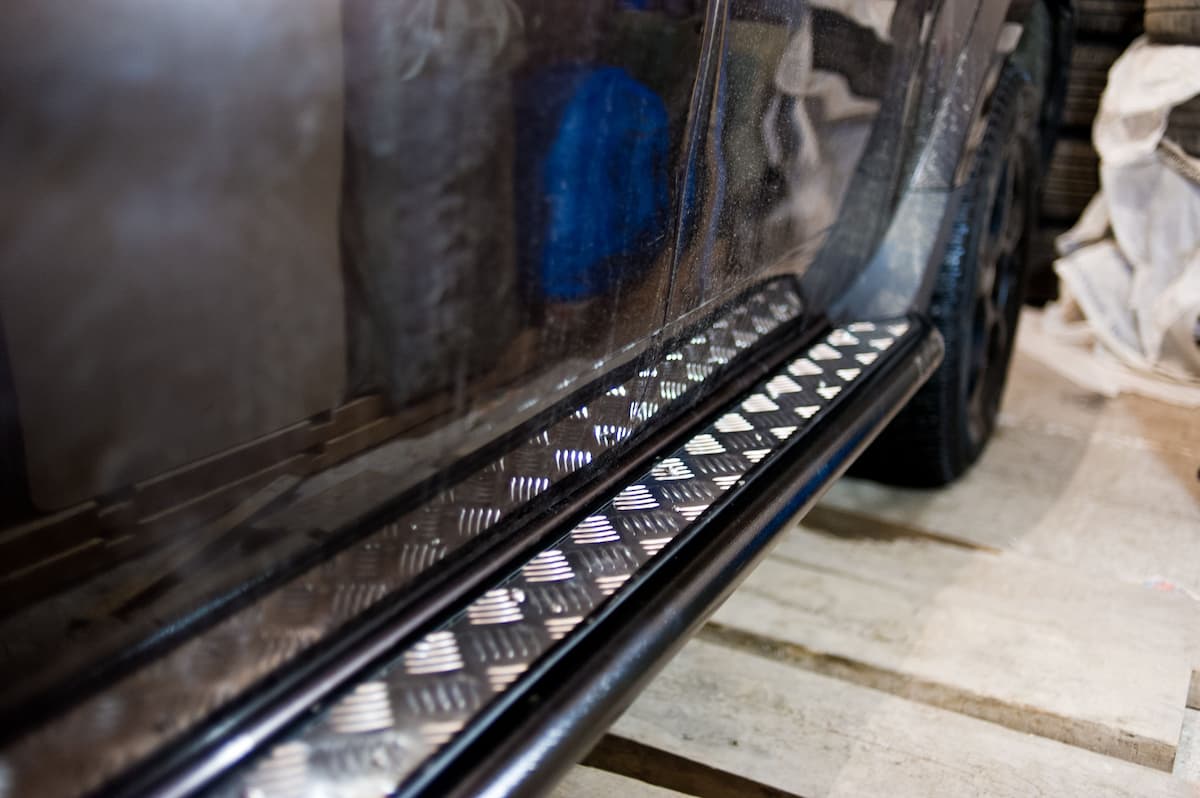картинка Защита порогов с алюминиевой площадкой Ø51 мм Renault Duster 2012-20, Nissan Terrano 2014- "Эстонец"