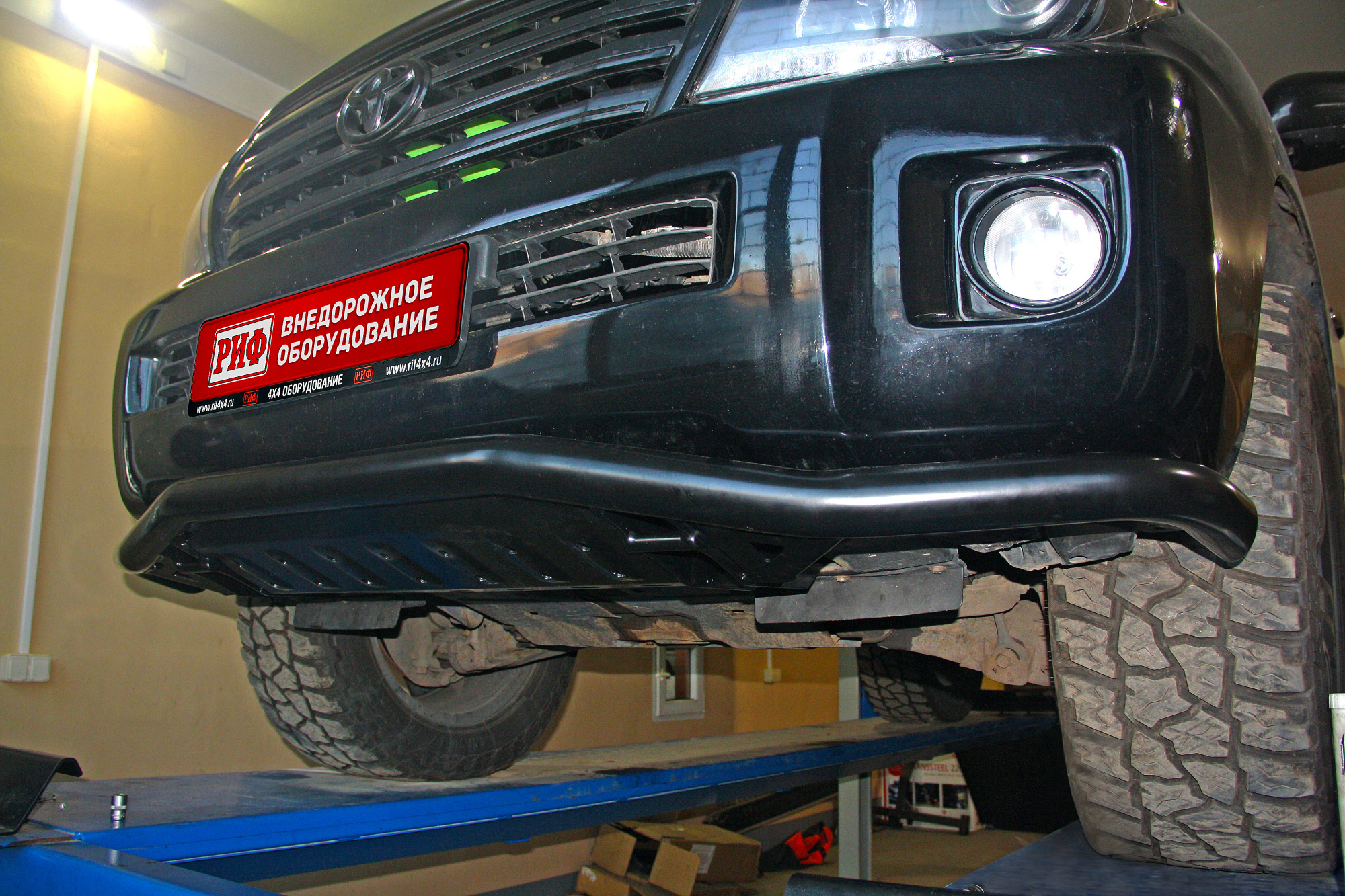 картинка Бампер РИФ силовой передний Toyota Land Cruiser 200 2007-2015 c защитой радиатора