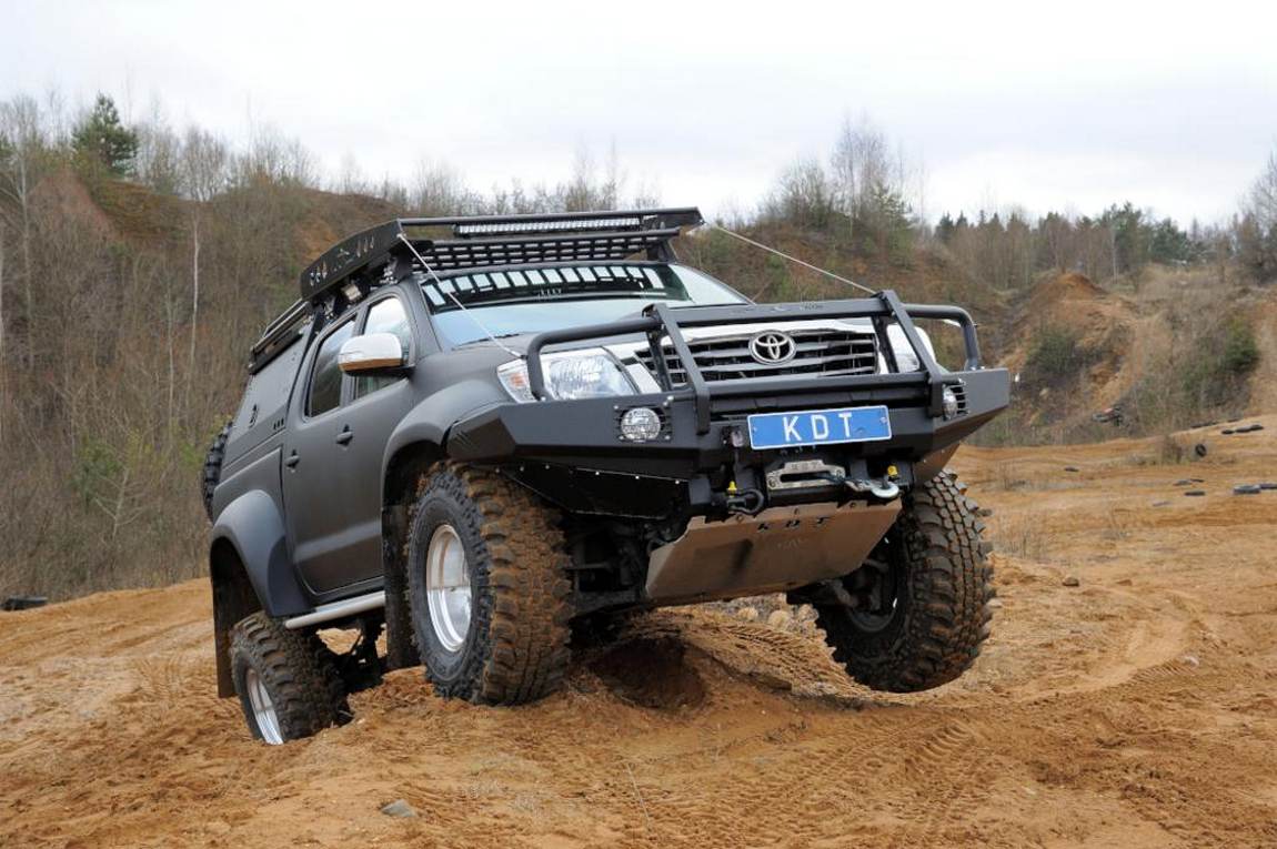 картинка Багажник KDT силовой 4-опорный алюминиевый для Toyota Hilux с надписью Arctic Truck 1.35x1.55м