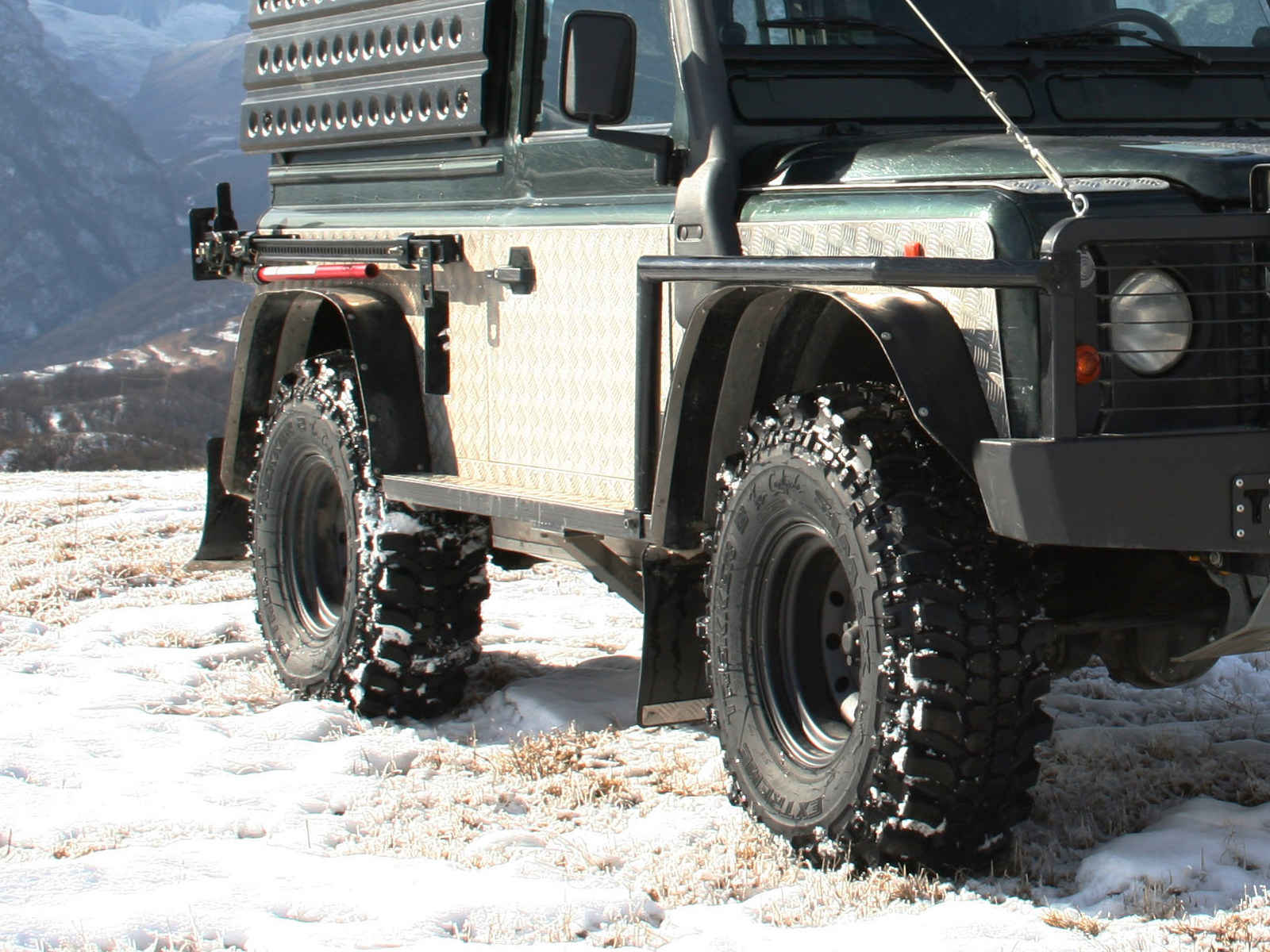картинка Пороги силовые KDT алюминиевые Land Rover Defender 90 II поколения
