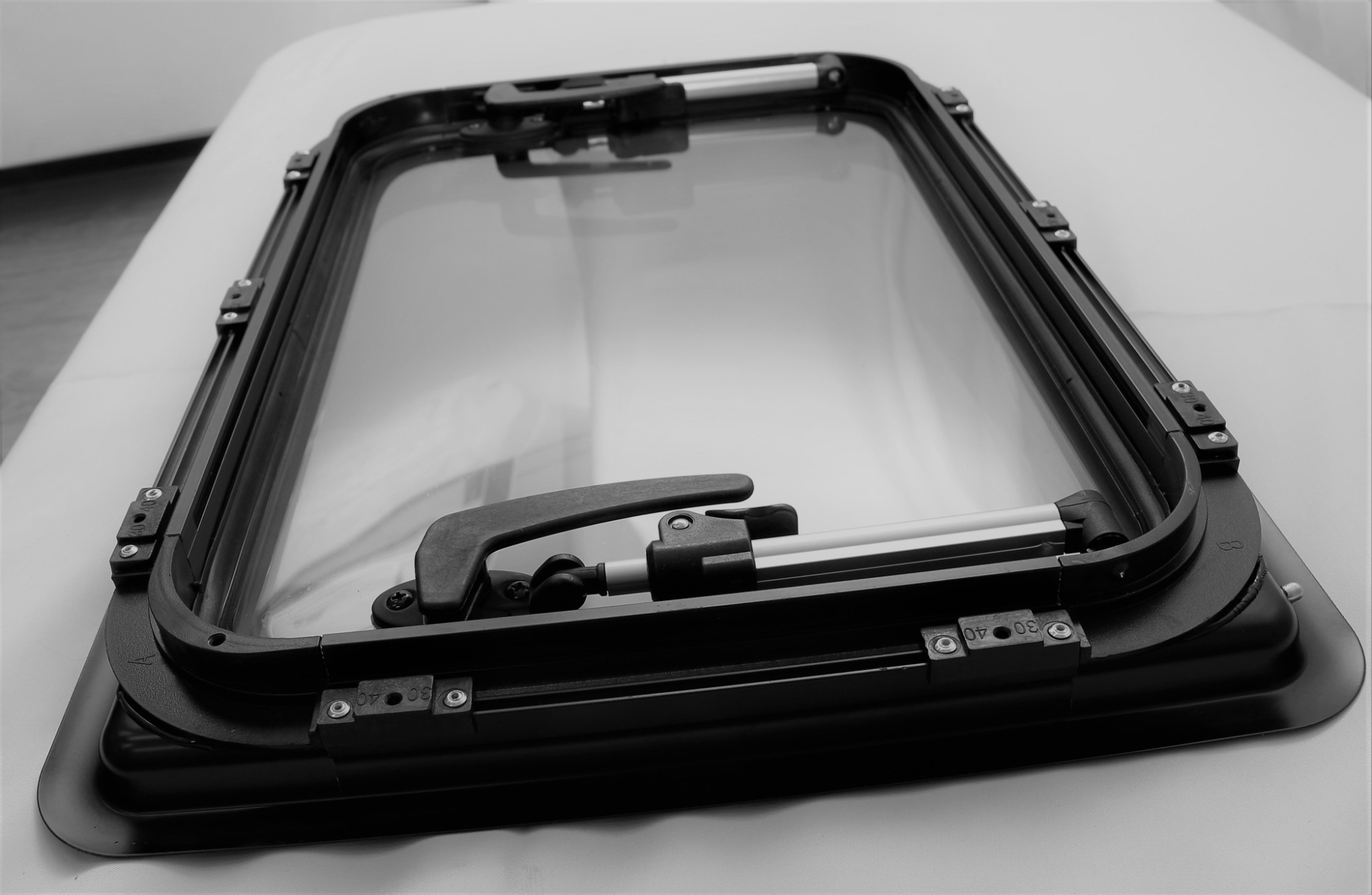 картинка Окно откидное Mobile Comfort W8050P 800x500 мм, штора плиссированная, антимоскитка