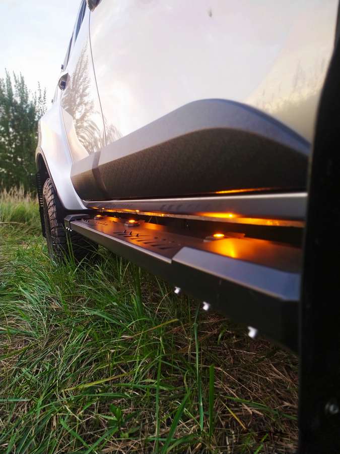 картинка Пороги силовые Toyota HILUX с 2015 алюминиевые